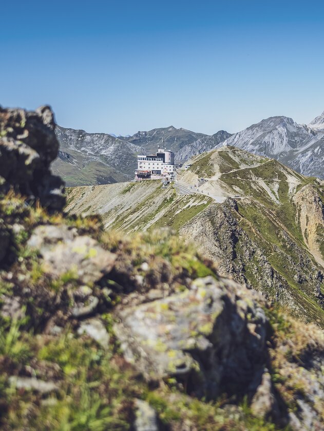 View from Jatzhorn to Jakobshorn mountain station with mountain panorama in the background. | © Davos Klosters Mountains