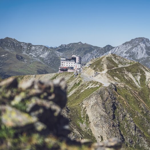 Blick vom Jatzhorn zur Jakobshorn Bergstation mit Bergpanorama im Hintergrund. | © Davos Klosters Mountains