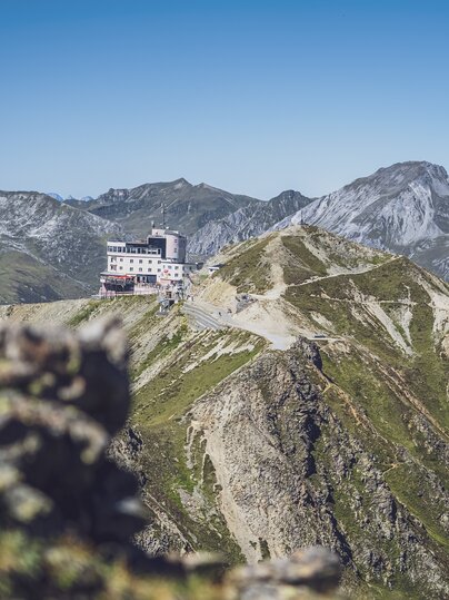 Blick vom Jatzhorn zur Jakobshorn Bergstation mit Bergpanorama im Hintergrund. | © Davos Klosters Mountains