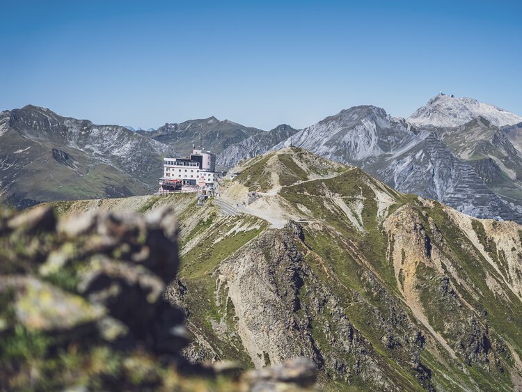 Blick vom Jatzhorn zur Jakobshorn Bergstation mit Bergpanorama im Hintergrund. | © Davos Klosters Mountains