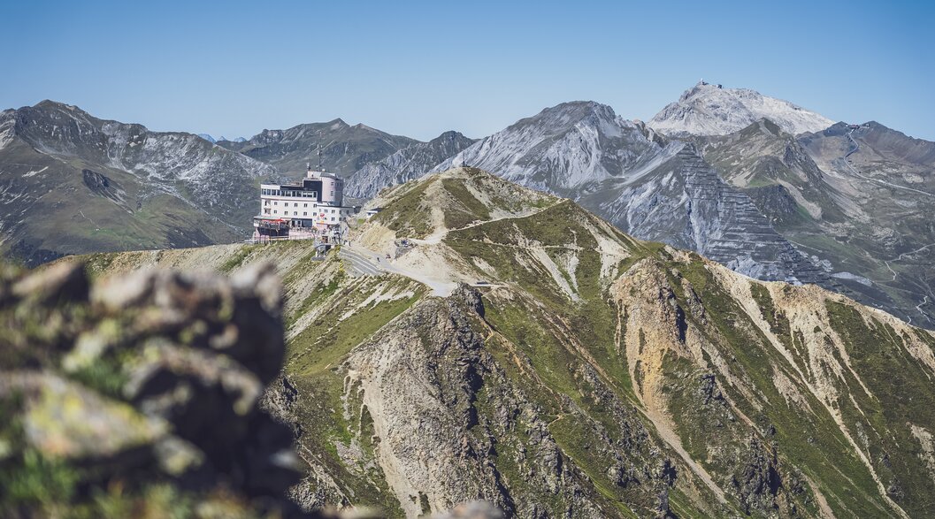 View from Jatzhorn to Jakobshorn mountain station | © Davos Klosters Mountains View from Jatzhorn to Jakobshorn mountain station with mountain panorama in the background. | © Davos Klosters Mountains