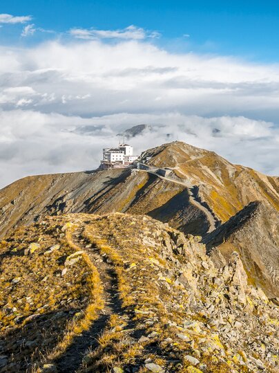 Wanderweg richtung Jatzhorn mit Sicht auf Bergstation Jakobshorn. | © Davos Klosters Mountains