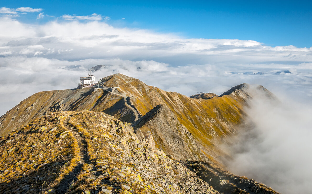 Wanderweg richtung Jatzhorn mit Sicht auf Bergstation Jakobshorn. | © Davos Klosters Mountains