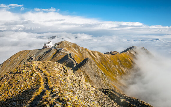 Wanderweg richtung Jatzhorn mit Sicht auf Bergstation Jakobshorn. | © Davos Klosters Mountains