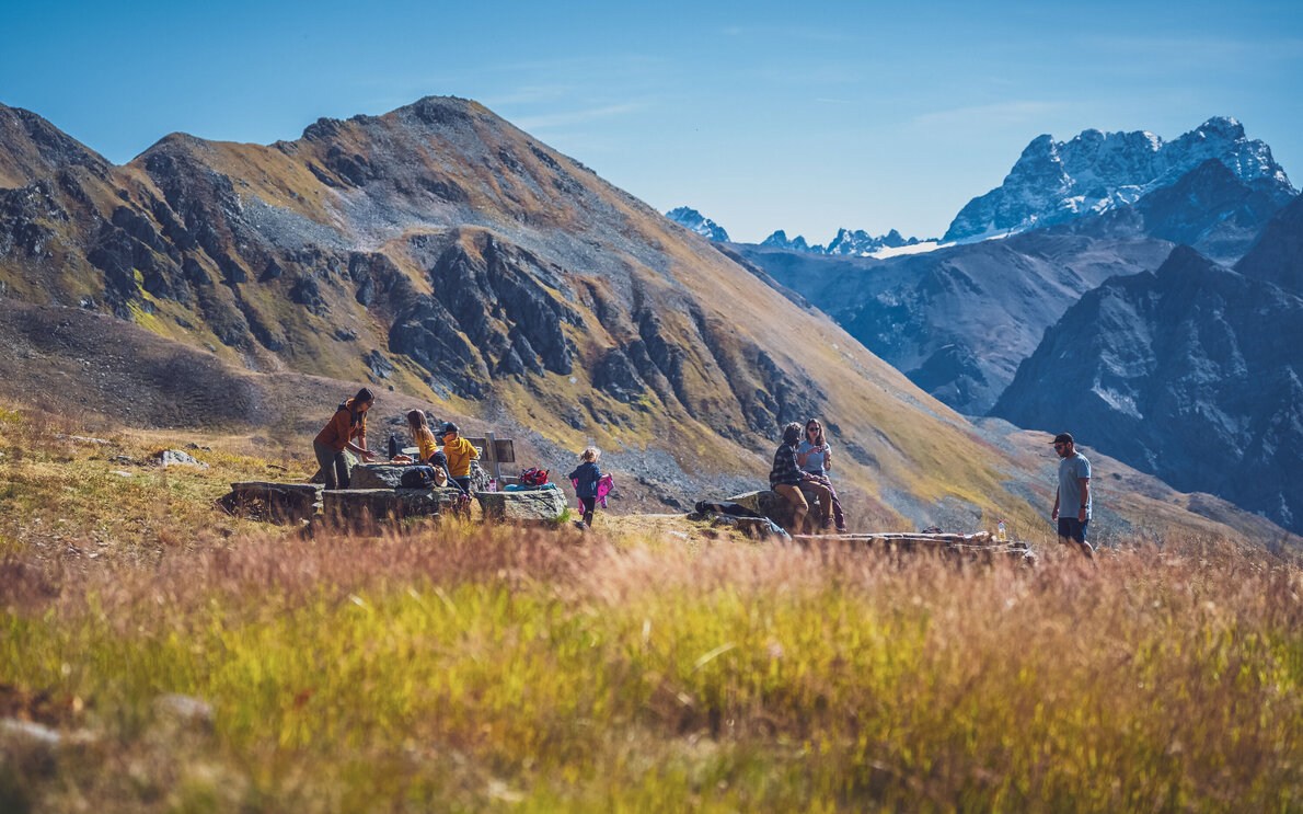 Familie beim Picknick auf Wanderweg mit Feuerstelle  | © Davos Klosters Mountains