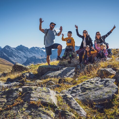 Family pauses on hiking trail to rest | © Davos Klosters Mountains 