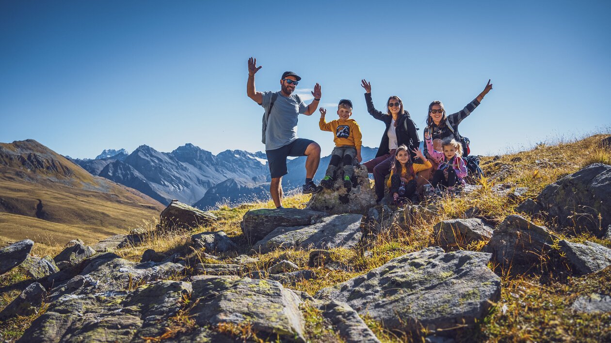 Familie pausiert auf Wanderweg um sich auszuruhen | © Davos Klosters Mountains 