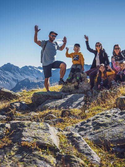 Familie pausiert auf Wanderweg um sich auszuruhen | © Davos Klosters Mountains 