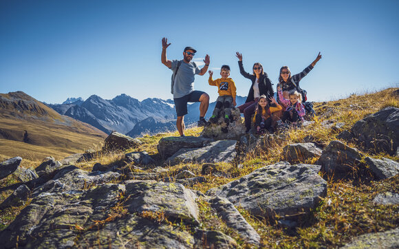 Familie pausiert auf Wanderweg um sich auszuruhen | © Davos Klosters Mountains 