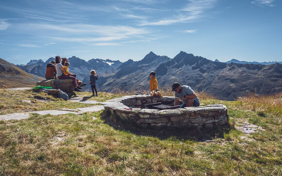 Familie bereitet Feuerstelle zum Grillen vor | © Davos Klosters Mountains 