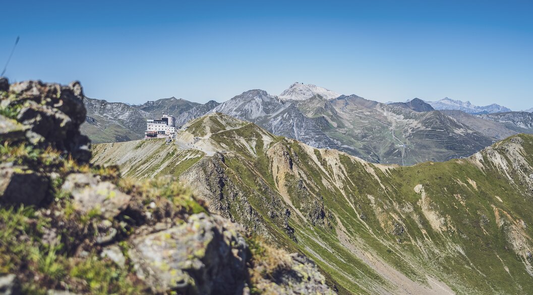 Blick vom Jatzhorn zur Jakobshorn Bergstation | © Davos Klosters Mountains Blick vom Jatzhorn zur Jakobshorn Bergstation mit Bergpanorama im Hintergrund. | © Davos Klosters Mountains