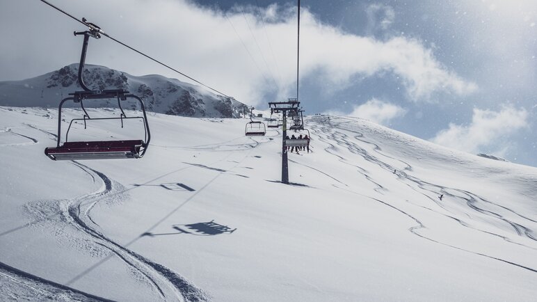 Jatz Quattro Sesselbahn fahrt durch traumhafte frisch verschneite Winterlandschaft. | © Davos Klosters Mountains