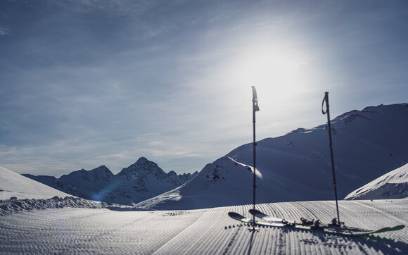 Skier mit Stöcke liegen auf der perfekten Skipiste mit schönen Rillen bereit. | © Davos Klosters Mountains