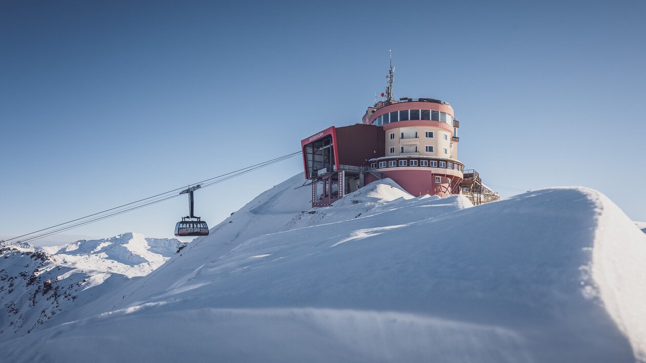 Die Gondel der zweiten Sektion fährt bei der Bergstation Jakobshorn ein.  | © Davos Klosters Mountains