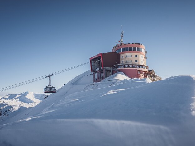 Die Gondel der zweiten Sektion fährt bei der Bergstation Jakobshorn ein.  | © Davos Klosters Mountains