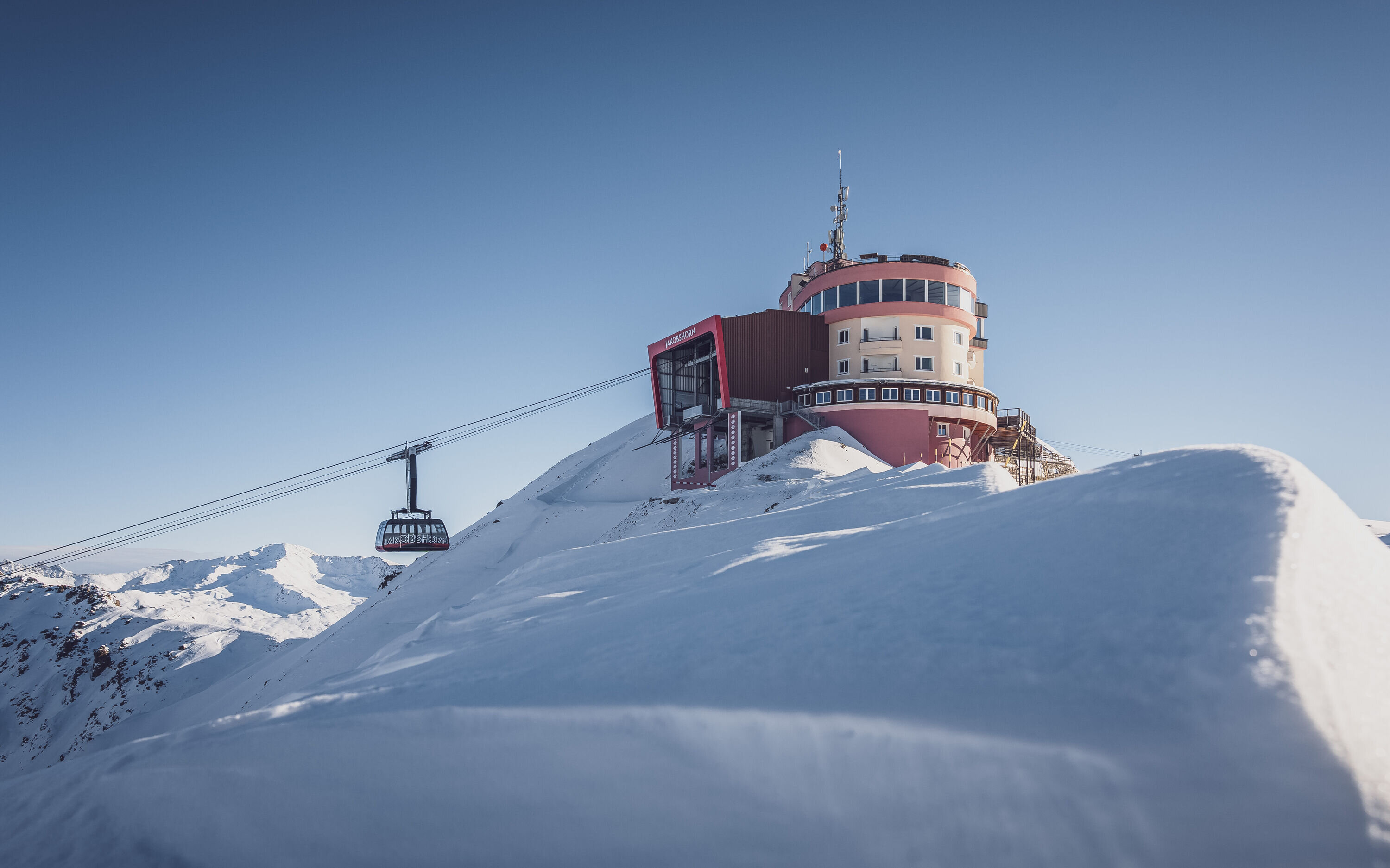 Die Gondel der zweiten Sektion fährt bei der Bergstation Jakobshorn ein.  | © Davos Klosters Mountains