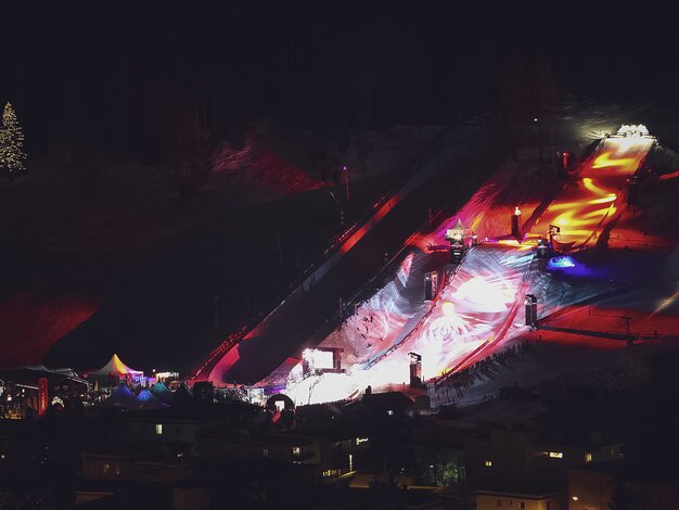 Bolgenhang bei Nacht mit Lichtinszenierung. | © Davos Klosters Mountains