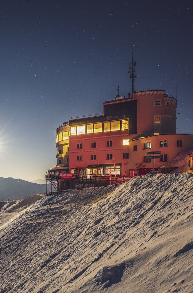 Sicht zur Bergstation Jakobshorn bei Nacht. | © Davos Klosters Mountains