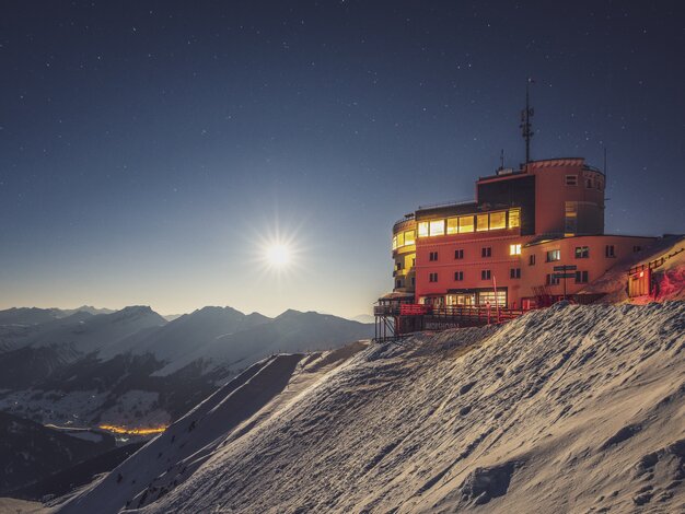 Sicht zur Bergstation Jakobshorn bei Nacht. | © Davos Klosters Mountains