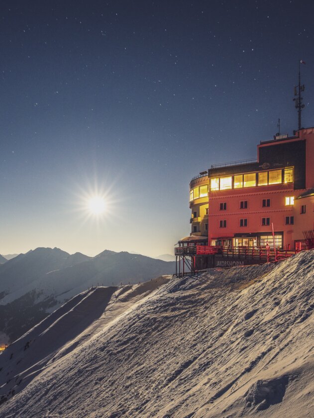 View to the Jakobshorn mountain station by night. | © Davos Klosters Mountains