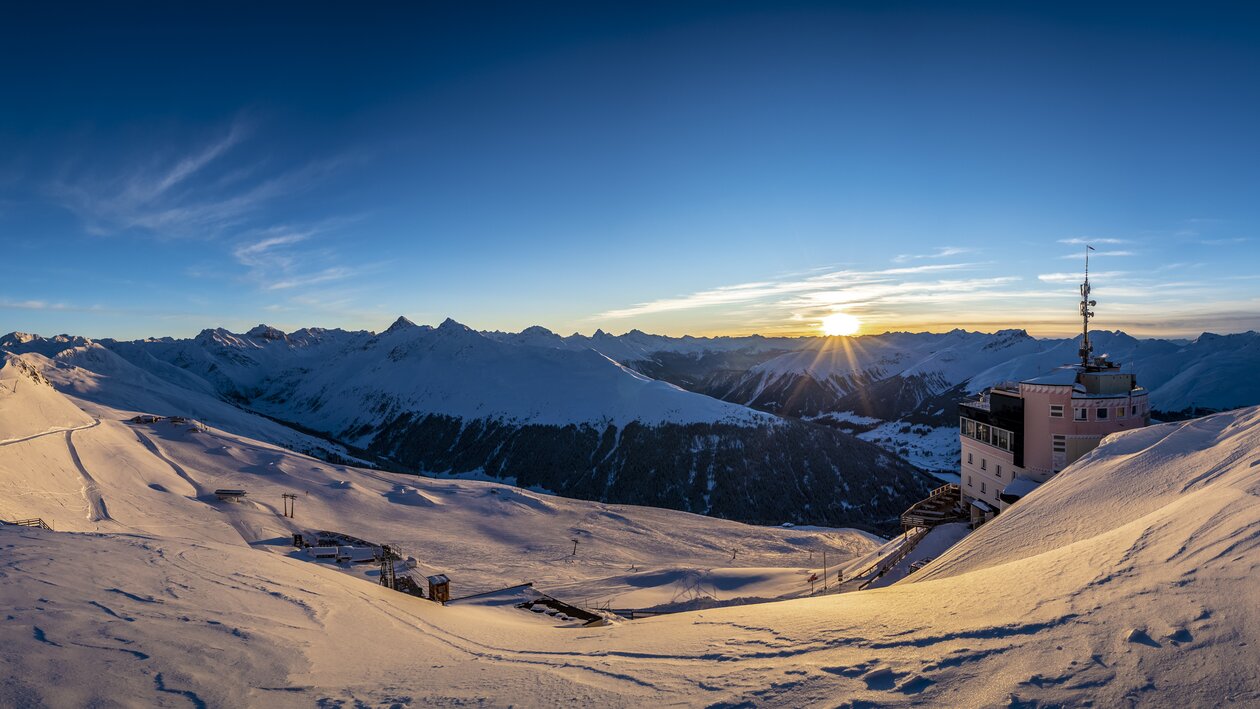 Sonnenuntergang vom Jakobshorn Gipfel aus mit Sicht aufs Rinerhorn. | © Davos Klosters Mountains
