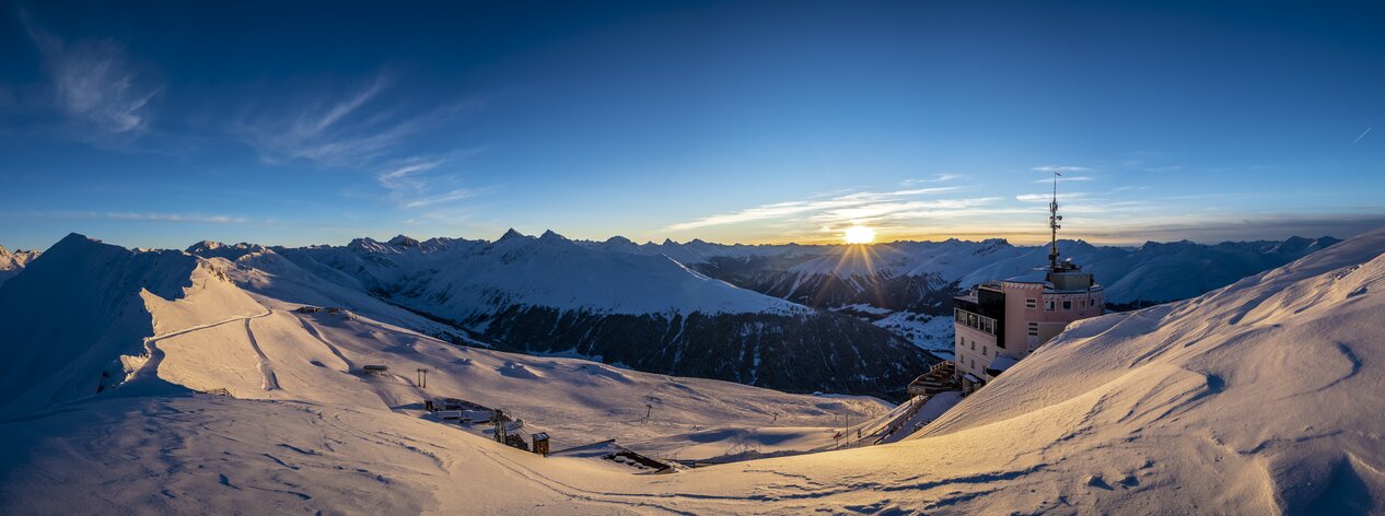 Sonnenuntergang vom Jakobshorn Gipfel aus mit Sicht aufs Rinerhorn. | © Davos Klosters Mountains