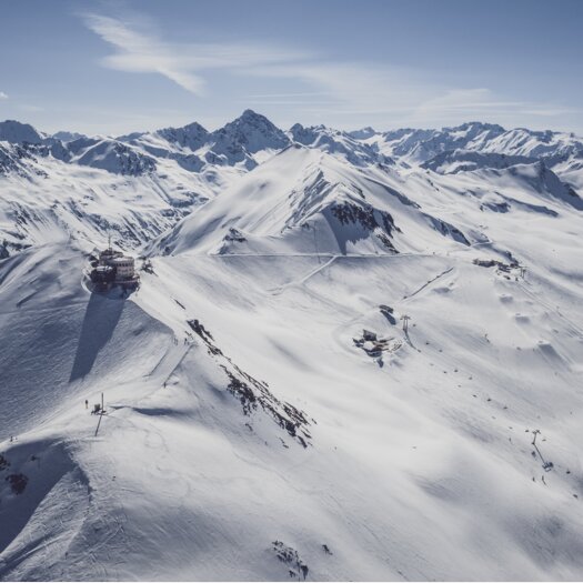 Bergpanorama mit Blick auf ein Teil des Skigebiet Jakobshorn. | © Davos Klosters Mountains