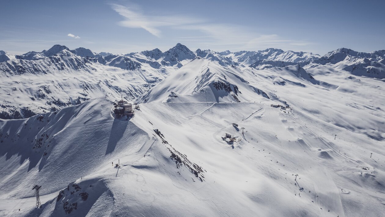 Bergpanorama mit Blick auf ein Teil des Skigebiet Jakobshorn. | © Davos Klosters Mountains
