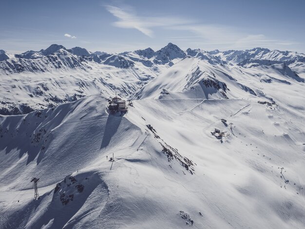 Bergpanorama mit Blick auf ein Teil des Skigebiet Jakobshorn. | © Davos Klosters Mountains