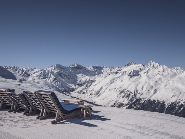 Liegestühle auf der Jatzhütte mit Bergpanorama. | © Davos Klosters Mountains