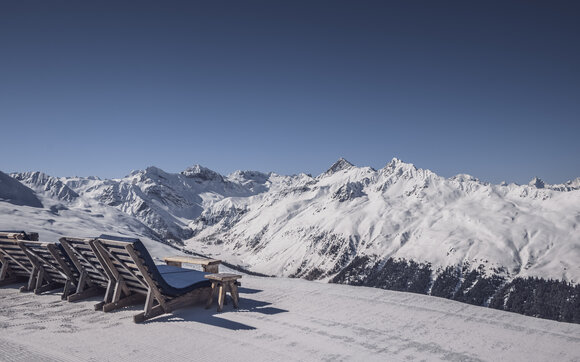 Liegestühle auf der Jatzhütte mit Bergpanorama. | © Davos Klosters Mountains
