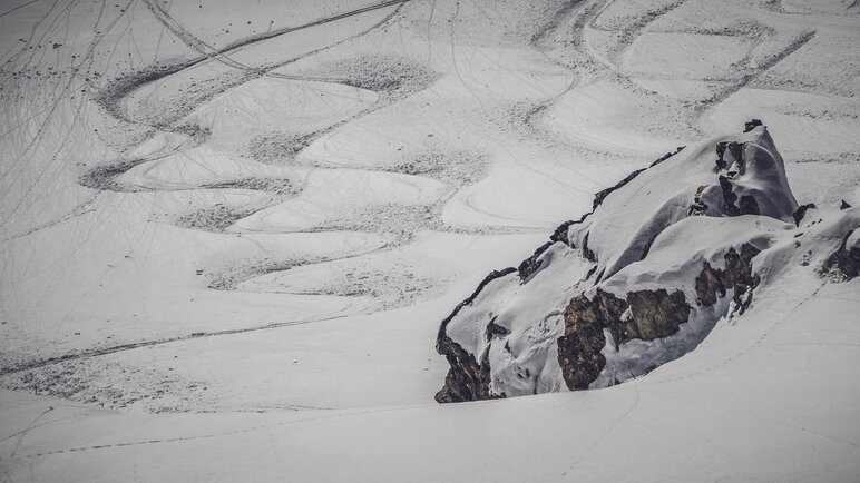 Ski und Snowboard Spuren im Schnee am Jakobshorn. | © Davos Klosters Mountains