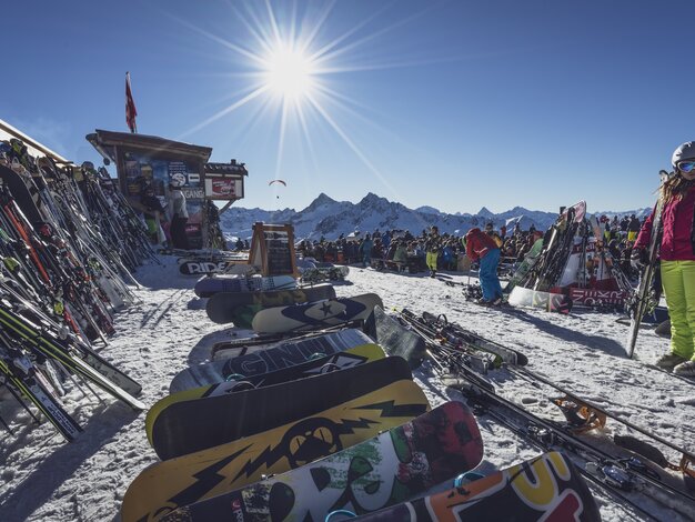 Ski und Snowboard Depot vor der Jatzhütte. | © Davos Klosters Mountains