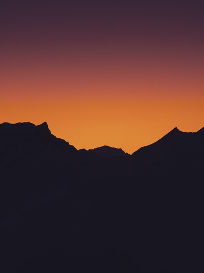 Bergpanorama mit Sonnenuntergang und Blick zum Chörbschhorn. | © Davos Klosters Mountains