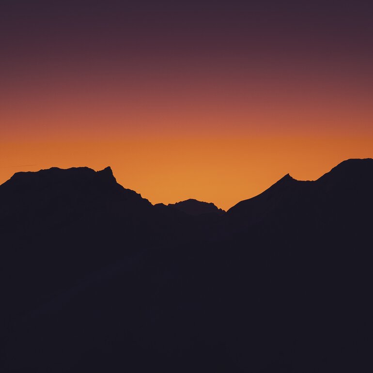 Bergpanorama mit Sonnenuntergang und Blick zum Chörbschhorn. | © Davos Klosters Mountains