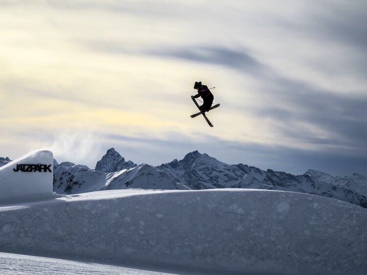 Freeskiert fährt über einen Kicker im Jatzpark. | © Davos Klosters Mountains