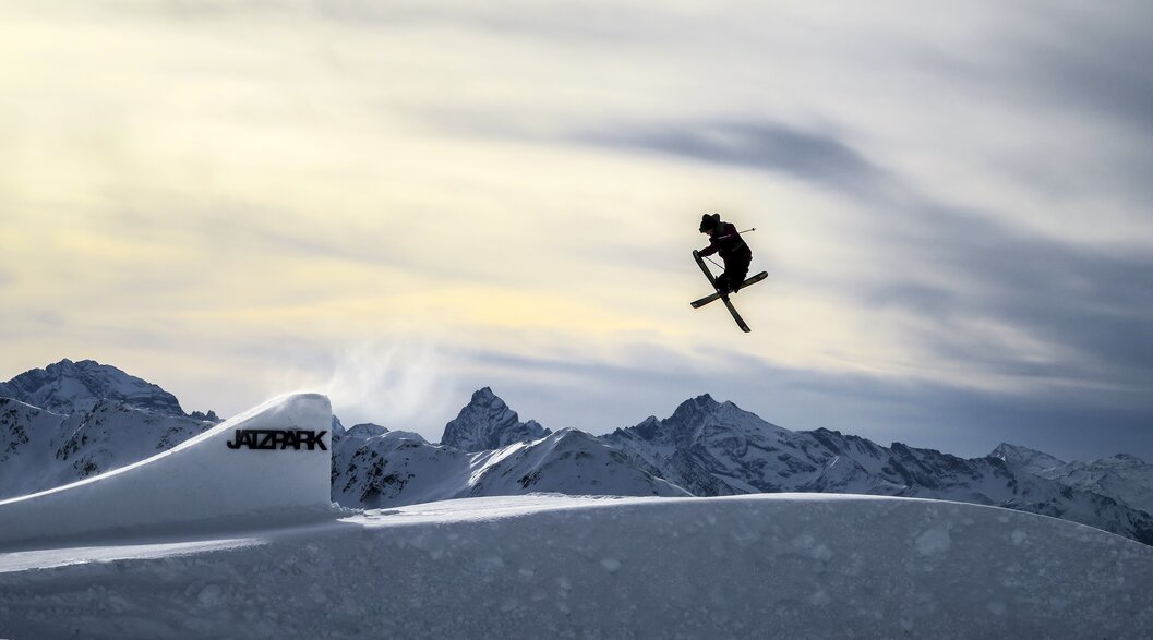 Freeskier at the Jatzpark | © Davos Klosters Mountains Freeskier taking a kicker at the Jatzpark. | © Davos Klosters Mountains