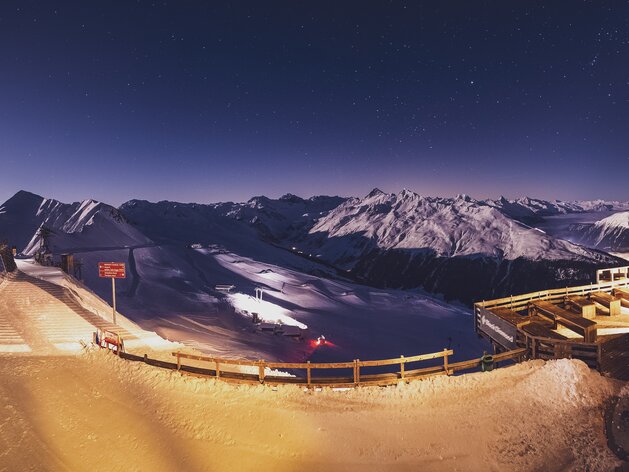Nachtaufnahme von der Jakobshorn Bergstation aus. | © Davos Klosters Mountains