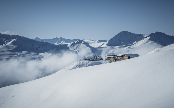 Jatzhütte mit Bergpanorama im Hintergrund. | © Davos Klosters Mountains