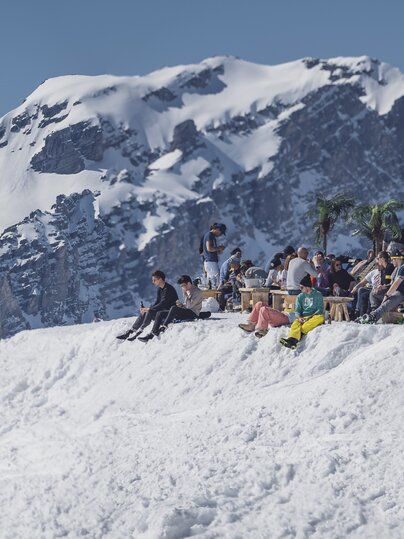 Party on the sun terrace of the Jatzhütte. | © Davos Klosters Mountains