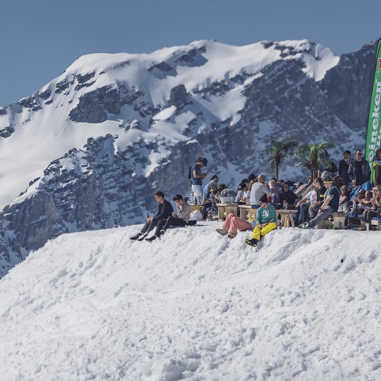 Party auf der Sonnenterrasse der Jatzhütte. | © Davos Klosters Mountains