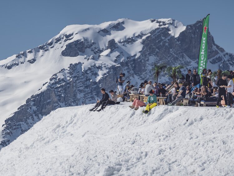 Party auf der Sonnenterrasse der Jatzhütte. | © Davos Klosters Mountains
