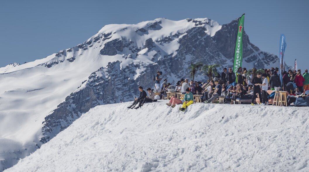 Party Jatzhütte | © Davos Klosters Mountains Party on the sun terrace of the Jatzhütte. | © Davos Klosters Mountains