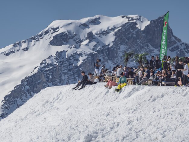 Party on the sun terrace of the Jatzhütte. | © Davos Klosters Mountains