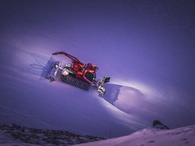 Pistenbully bei Nacht auf der Abfahrt Nord. | © Davos Klosters Mountains
