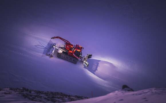 Pistenbully bei Nacht auf der Abfahrt Nord. | © Davos Klosters Mountains