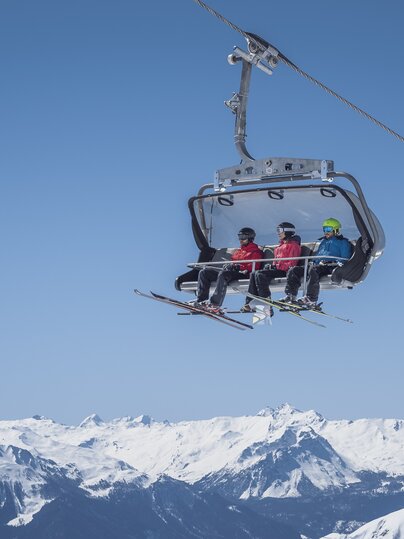 Skifahrer geniessen ihre Aussicht auf dem Sessellift Clavadeler am Jakobshorn. | © Davos Klosters Mountains