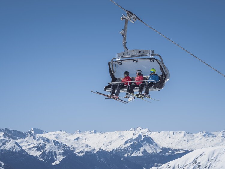 Skifahrer geniessen ihre Aussicht auf dem Sessellift Clavadeler am Jakobshorn. | © Davos Klosters Mountains