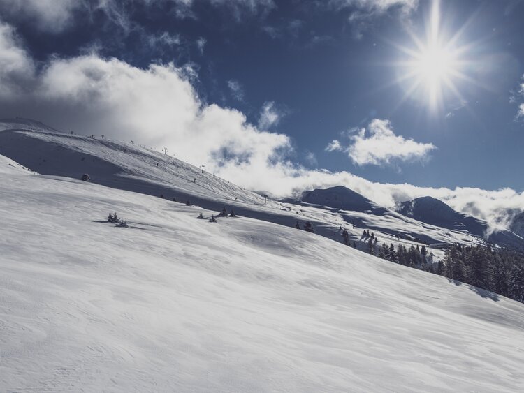 Verschneite Winterlandschaft im Skigebiet Jakobshorn. | © Davos Klosters Mountains