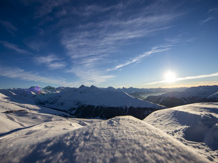 Sonnenuntergang vom Jakobshorn Gipfel mit Blick auf den Jatzpark. | © Davos Klosters Mountains